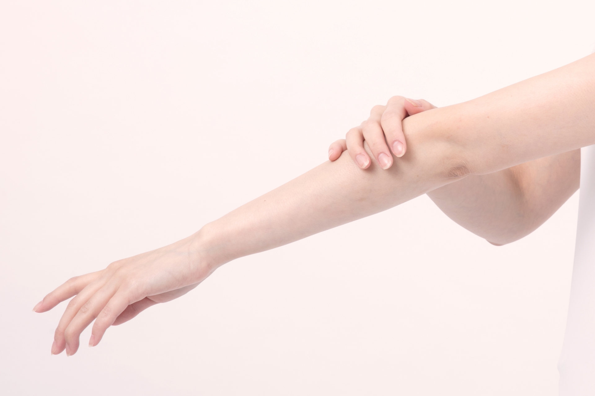 左腕のスキンケアをする女性